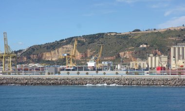 Nakliye endüstrisinde yükleme ve taşıma için bir kargo limanı