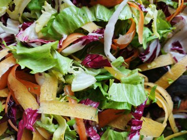 Taze sebze salatası, dengeli beslenme ve diyetin bir parçası.