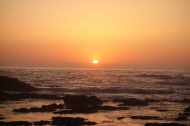 Akşam ufuk güneşinde gün batımında, günün sonunda