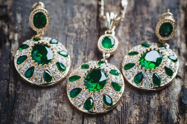 Mücevher Seti Küpeler Ahşap Zemin Üzerinde Yeşil Taşlar Olan Kolye — Stok fotoğraf