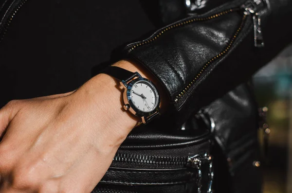 Модний Годинник Руці Жінки Класичний Стильний Наручний Годинник — стокове фото