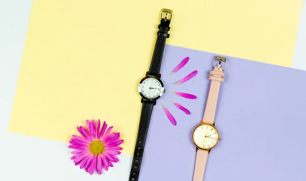 Stilvolle Damenuhr Auf Farbigem Hintergrund Mit Blumen Und Platz Für — Stockfoto