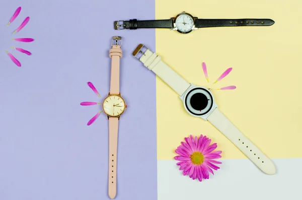 Señoras Elegantes Reloj Sobre Fondo Color Con Flores Lugar Para —  Fotos de Stock