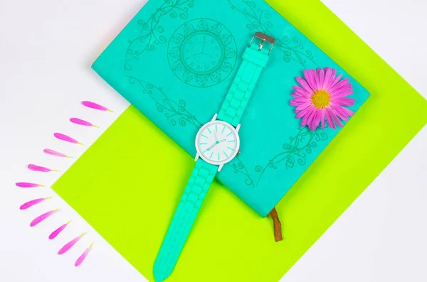 Reloj Color Menta Está Cuaderno Bloc Notas Reloj Con Pétalos —  Fotos de Stock