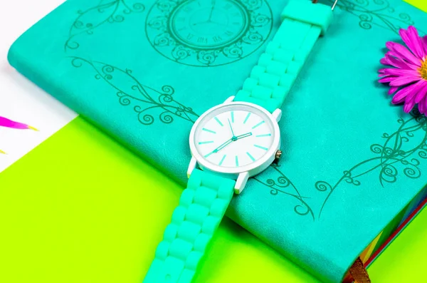 Reloj Color Menta Está Cuaderno Bloc Notas Reloj Con Pétalos —  Fotos de Stock