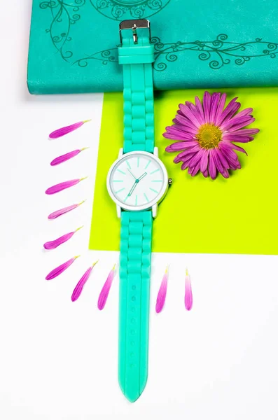 Zegarek Kolorze Mięty Jest Notesie Notatnik Zegar Płatkami Kwiatów — Zdjęcie stockowe