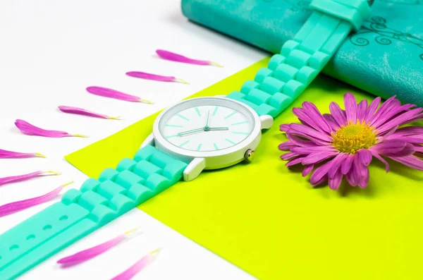 Zegarek Kolorze Mięty Jest Notesie Notatnik Zegar Płatkami Kwiatów — Zdjęcie stockowe
