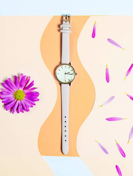 Orologio Donna Con Cinturino Beige Sfondo Beige Con Petali Fiori — Foto Stock