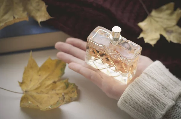 Butelka Perfum Kobiecej Dłoni Perfumy Dłoni Twej — Zdjęcie stockowe