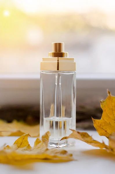 Parfumflesje Zon Met Gele Herfstbladeren — Stockfoto