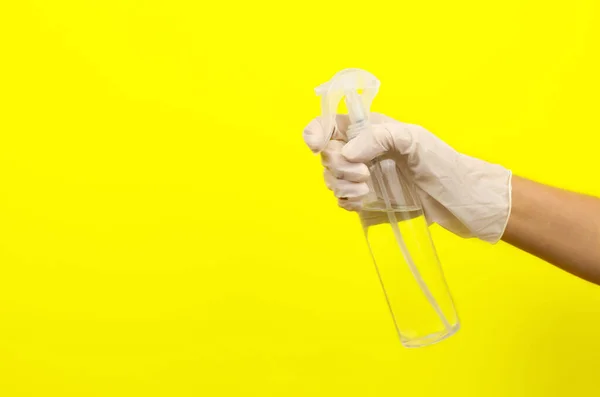 Mano Sostiene Una Botella Antiséptico Sobre Fondo Amarillo — Foto de Stock