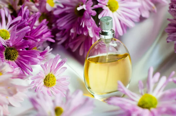 Perfumy Damskie Jedwabnym Tle Kwiatami Chryzantemy — Zdjęcie stockowe