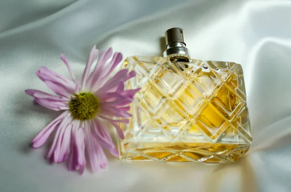 Butelka Kobiecych Perfum Kwiat Jedwabnej Tkaninie — Zdjęcie stockowe