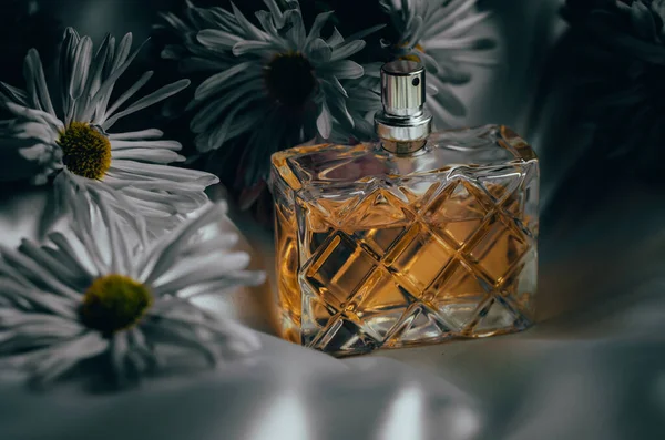 Vrouwenparfum Een Zijden Ondergrond Met Chrysanten Bloemen — Stockfoto