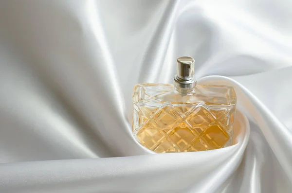 Perfumy Jedwabnej Tkaniny Butelka Kobiecych Perfum Zawinięta Falisty Jedwab — Zdjęcie stockowe