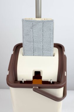 Özel bir kovada yerleri temizlemek için paspas.