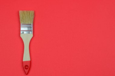 Kırmızı arkaplanda resim yapmak için fırça yakın plan