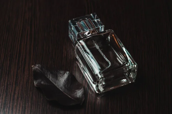 Men Perfume Black Leaf Wooden Background — Stock Photo, Image