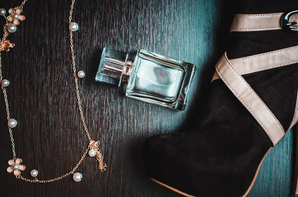 Parfumfles Dameslaarzen Gouden Sieraden Houten Ondergrond — Stockfoto