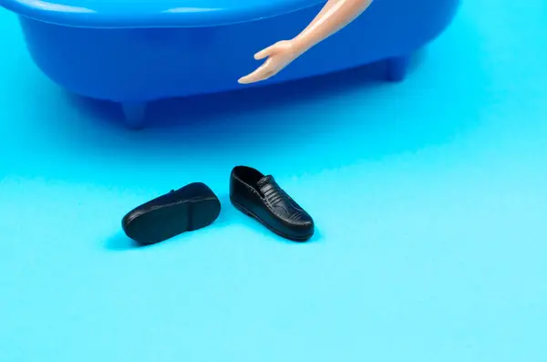 Los Zapatos Los Hombres Yacen Cerca Del Baño Zapatos Negros — Foto de Stock
