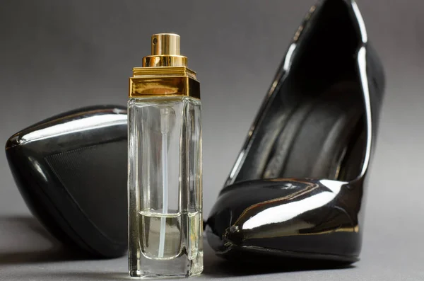 Women Perfume Pair Black Patent Leather Shoes Black Background — Stock Photo, Image