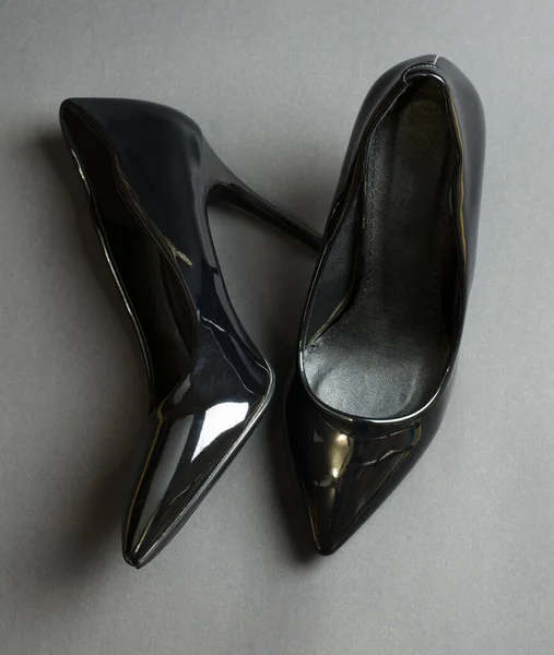 Жіноче Взуття Підборах Пара Чорних Патентних Жіночих Черевиків Чорному Тлі — стокове фото