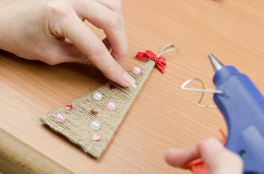 Adım adım kadın, mukavva ve ipten bir Noel ağacı yapar. Yeni yıl ve Noel el yapımı