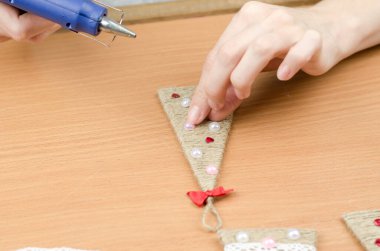 Adım adım kadın, mukavva ve ipten bir Noel ağacı yapar. Yeni yıl ve Noel el yapımı