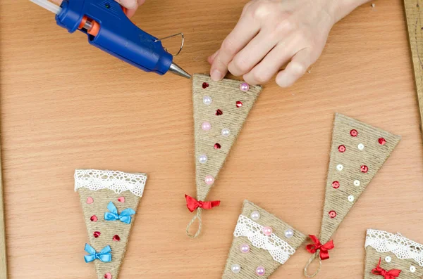 Sewing Handicraft Background. Felt Strawberry Toy, Scissors, Red And Green  Felt Sheets And Scraps, Thread, Needle, Paper Pattern, Beads On Wooden  Background. Cardboard Sheet With Copy Space. Top View Stock Photo, Picture