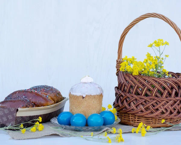Pisanki Wielkanocą Kwiaty Wiklinowy Kosz Pojęcie Świąt Religijnych — Zdjęcie stockowe