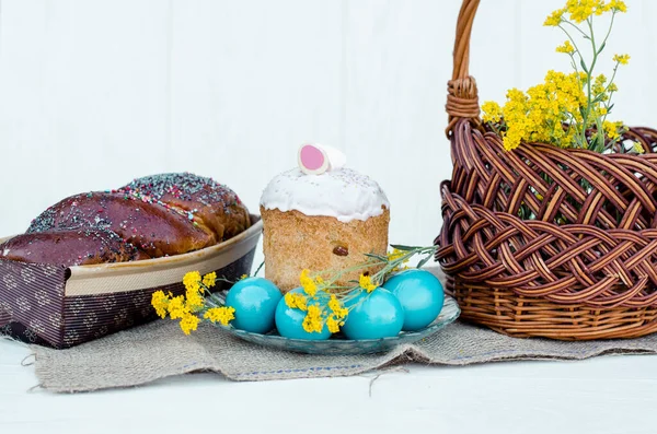 Œufs Pâques Avec Pâques Fleurs Panier Osier Concept Fêtes Religieuses — Photo