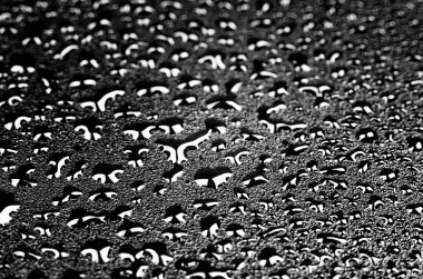 Siyah arka planda kristal su damlaları. Su damlalı siyah arkaplan, seçici odak.