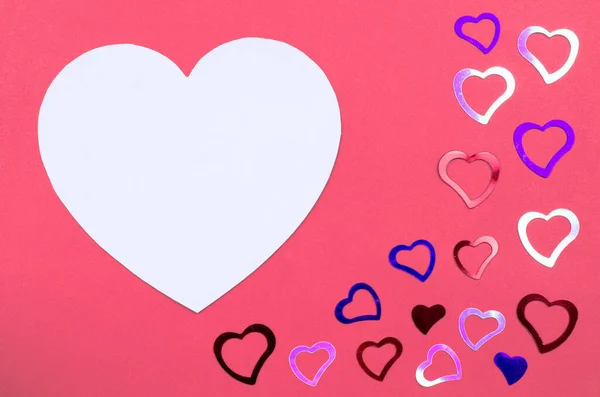 День Святого Валентина Велике Біле Серце Маленькі Різнокольорові Серця Червоному — стокове фото