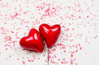 Sevgililer Günü geçmişi. Bej arkaplanda kırmızı kalpler