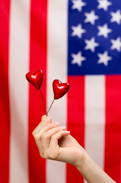 Rotes Herz Frauenhänden Vor Dem Hintergrund Der Amerikanischen Flagge — Stockfoto