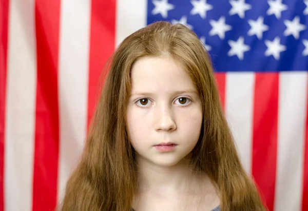 Грустная Рыжая Девушка Смотрит Камеру Девушка Фоне Флага Америки — стоковое фото