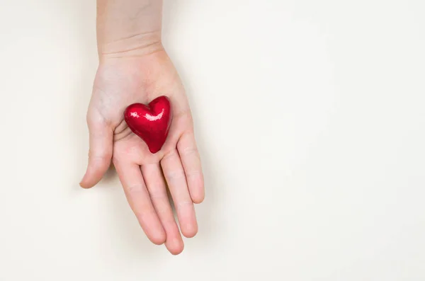 Kleines Rotes Herz Weiblicher Hand Auf Beigem Hintergrund Platz Für — Stockfoto