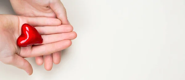 Banner Las Manos Del Niño Sostienen Pequeño Corazón Rojo Sobre — Foto de Stock