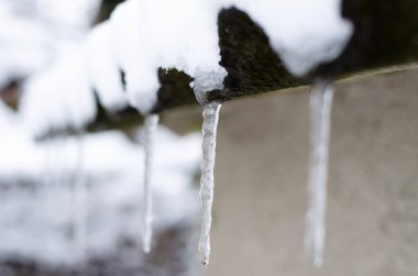 Çatıda tehlikeli buz sarkıtları asılı.