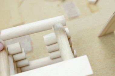 Ahşap ev ve kütükler bir çocuk inşaat setinden inşa edilmiş.