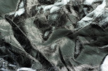 Arka plan olarak gümüşi buruşuk parlak malzeme. Buruşmuş gümüş doku