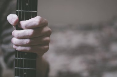 Gitar yakası tutan bir adam, yakın plan, mesaj için boşluk.