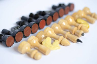 Seçici odaklı siyah beyaz satranç taşları üst görünüm