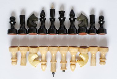 Siyah ve beyaz satranç taşları üst üste dizilmiştir.