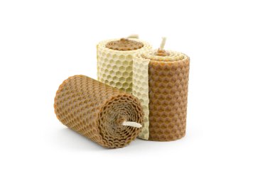 Beyaz arka planda izole edilmiş kokulu mumlar. Bal kokulu mumlar