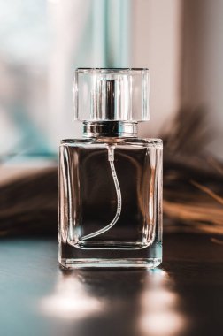Koyu ahşap bir arka planda güzel bir erkek parfümü şişesi..