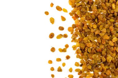 Beyaz arka planda kuru üzümler, mesaj için yer var. Kurumuş meyvelerin arka planı