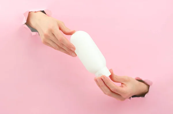 Жіночі Руки Тримають Білу Трубку Крему Або Олії Концепція Спа — стокове фото