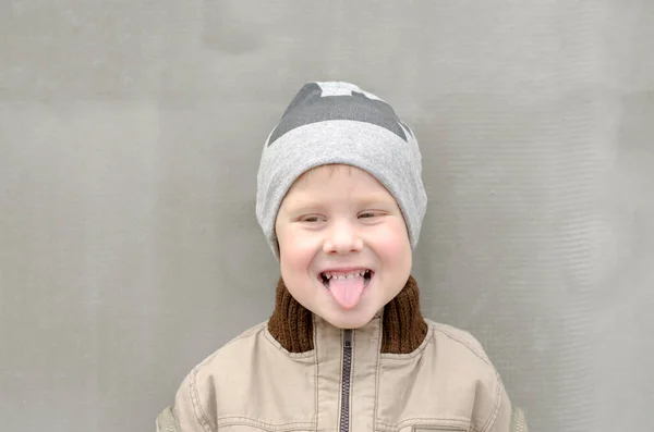Ein Jähriger Junge Zeigt Seine Zunge Das Kind Lächelt Und — Stockfoto
