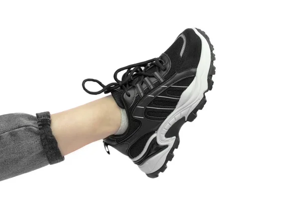 Kobieca Stopa Butach Izolacja Piękna Kobieca Noga Czarno Białych Trampkach — Zdjęcie stockowe